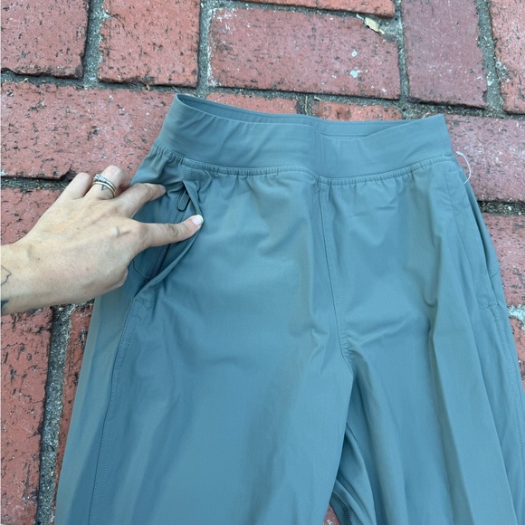 Lululemon Adapted State High-Rise Jogger. Size 2 - Picture 2 of 6